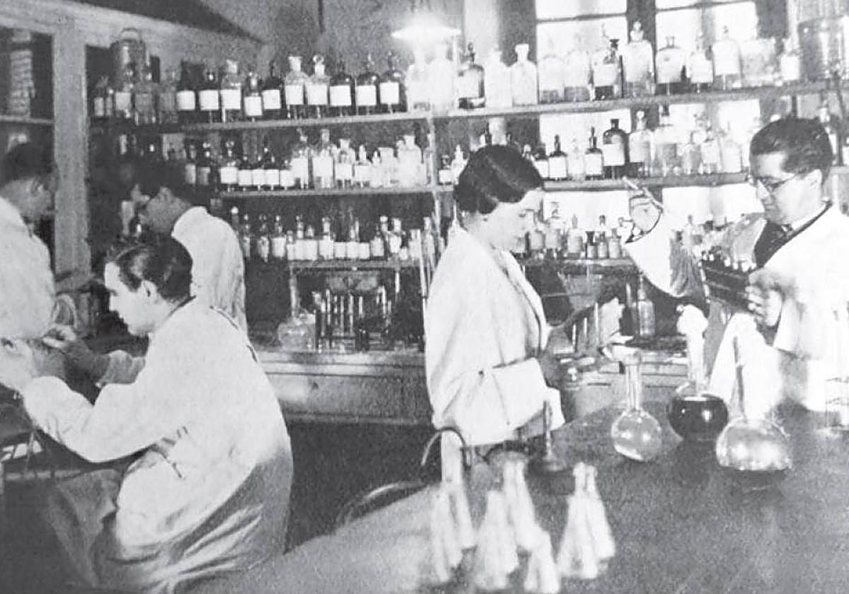 El laboratorio de Microbiología e Higiene, en junio de 1936, semanas antes del estallido de la Guerra Civil.