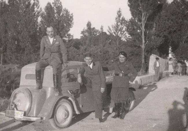 El teniente Ferruzzi, en el centro, junto a un vehículo matriculado en Valladolid.