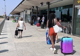 Un grupo de viajeros en el aeropuerto de Valladolid.