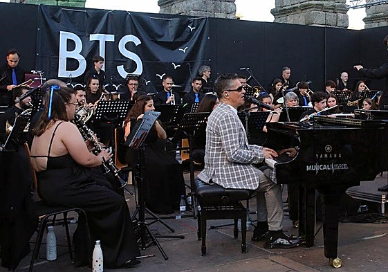 Serafín Zubiri al piano y arropado por la Banda Tierra de Segovia, en el concierto ofrecido este martes.