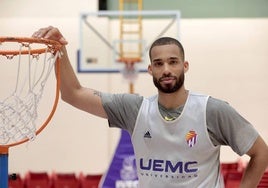 Mike Torres posa en el frontón del polideportivo Pisuerga.