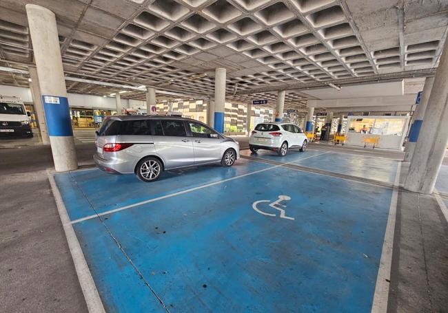 Plazas de aparcamiento para personas en silla de ruedas.