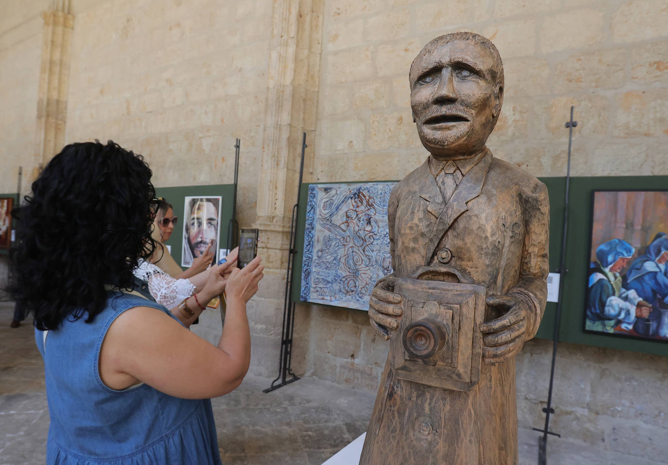 Veintisiete artistas palentinos exponen en el claustro de la Catedral