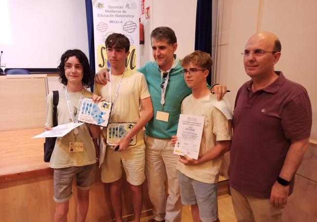 Los alumnos representantes de Castilla y León en la Olimpiada Matemática de Melilla, Samuel Vivar, Fernando González y Jaime Pablos con los profesores José Manuel García y Pablo Martín de Socylem