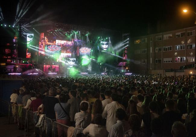 Aforo repleto de la plaza de Tirso de Molina en la actuación de la orquesta Panorama hace dos años.