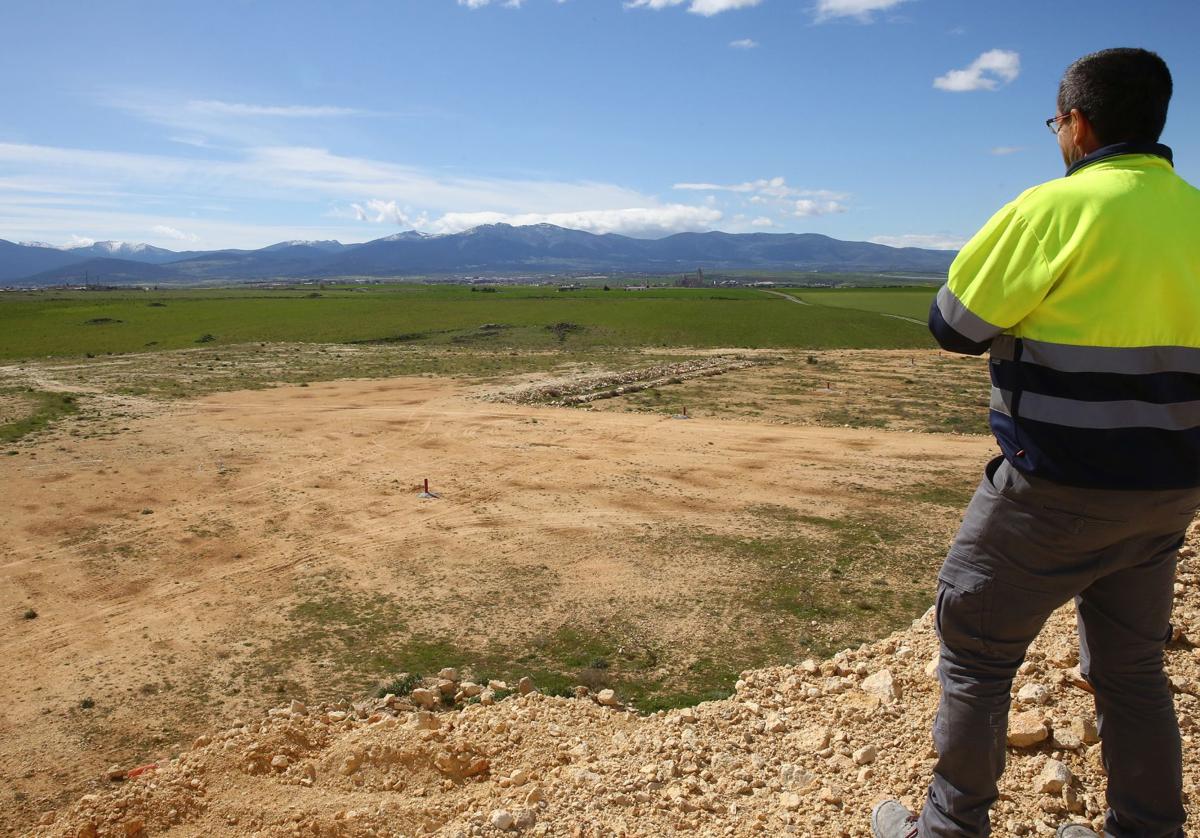 Un hombre observa los terrenos del futuro polígono industrial de Bernuy de Porreros.