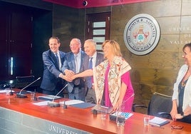 Firma del acuerdo para la nueva cátedra de estudios vitivinícolas.