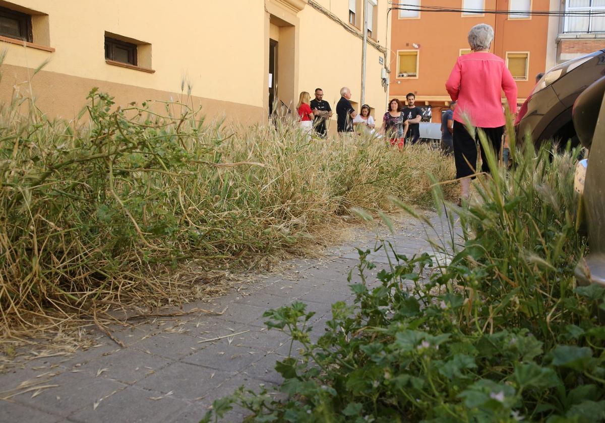 Aspecto que presenta la calle General Gutiérrez Mellado, en el barrio de Santa Eulalia.