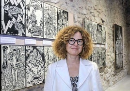 Clara Carvajal, este jueves, ante algunas de las obras que expone en el Museom Esteban Vicente de Segovia.