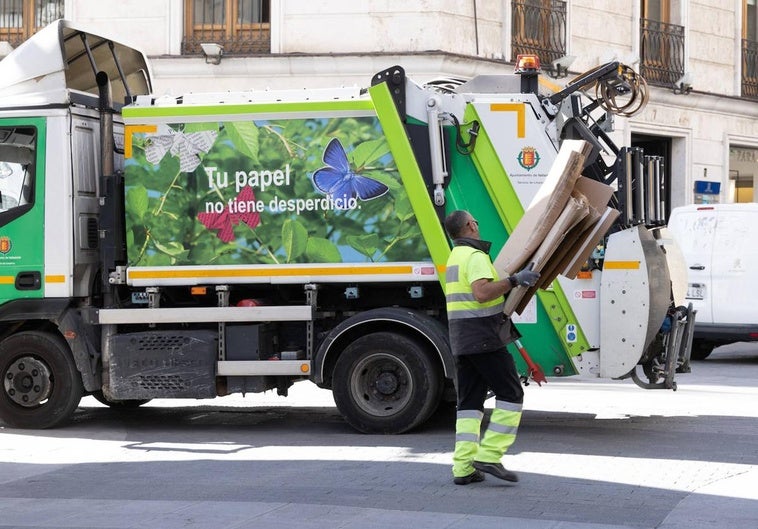 Un operario del Servicio Municipal de Limpieza recoge el cartón de un negocio