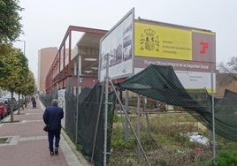 Urbanización de la plazoleta de la esquina de las calles Cardenal Torquemada y Tirso de Molina, en el patObra paralizada en el antiguo colegio San Juan de la Cruz.