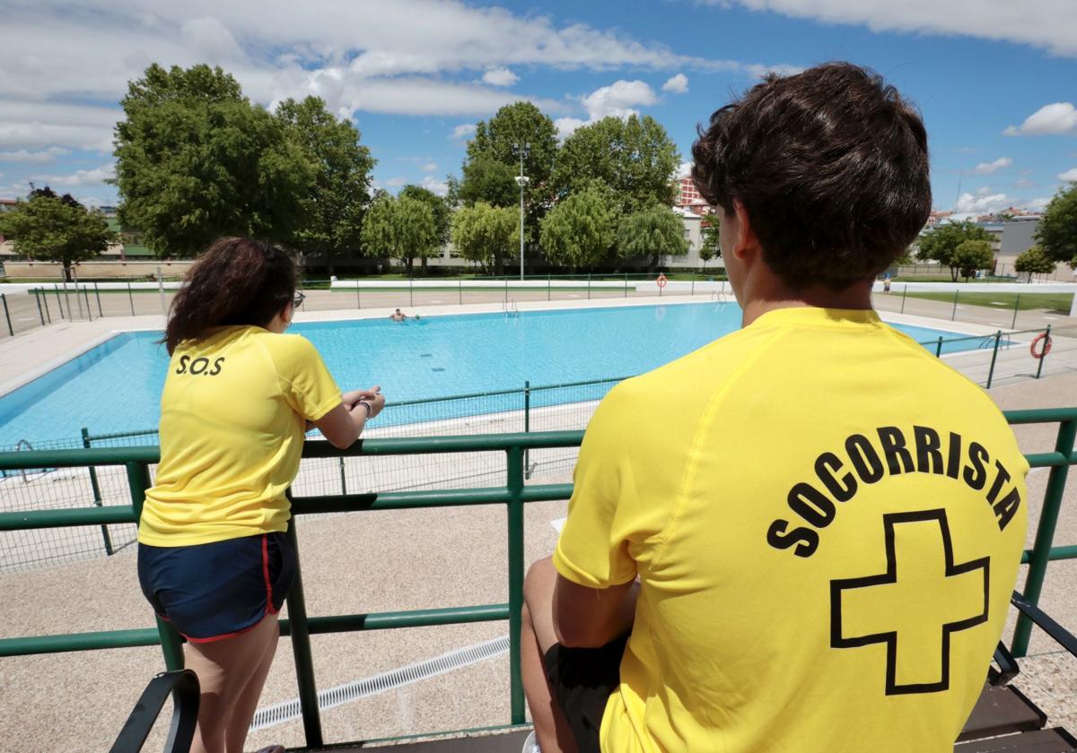 Dos socorristas en la piscina vallisoletana de Canterac al inicio de esta temporada.