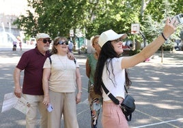 Un grupo de turistas se hace un 'selfi' en la Acera de Recoletos.