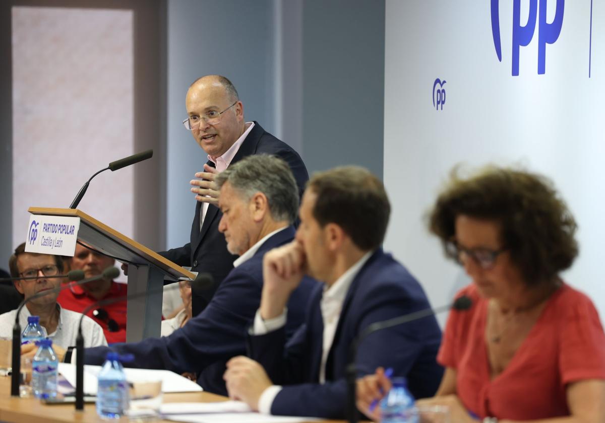 Miguel Tellado, durante su discurso, con Francisco Vázquez, Conrado Íscar y Mercedes Cantalapiedra en la mesa.