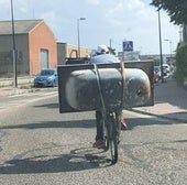 A 37 grados, en bici y con una bañera a cuestas por Valladolid