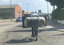 El esforzado ciclista con la bañera en el portaequipajes