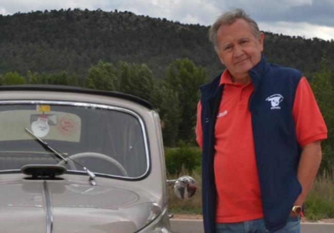 Enrique Martí, con su Renault 4CV.