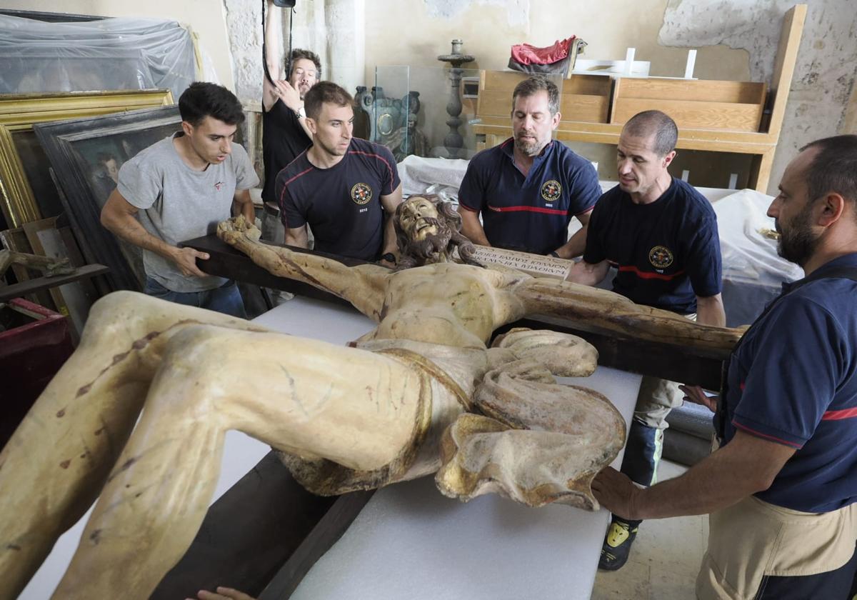 Traslado del Santo Cristo del Humilladero, esta mañana, por parte de los bomberos.