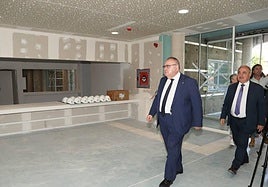El consejero de Sanidad y el delegado de la Junta visitan las obras del nuevo centro de salud de Aguilar.