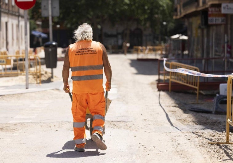 Albañil trabajando durante las horas centrales del día