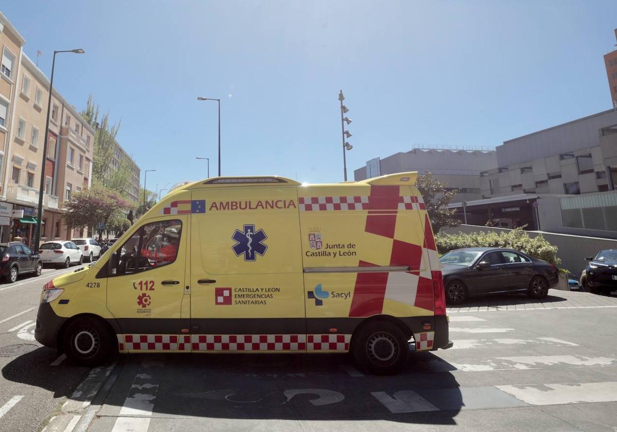 Ambulancia junto al hospital Clínico de Valladolid.