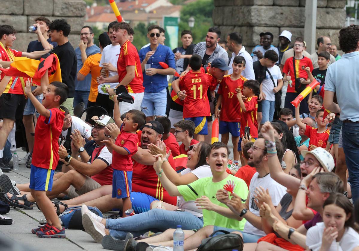 ¡Segovia celebra bajo la lluvia el triunfo de España!