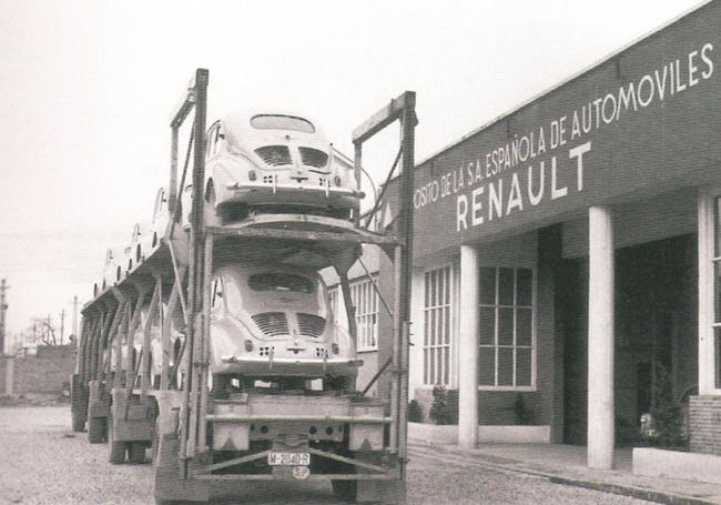 Camión cargado de Renault 4/4 en la década de los cincuenta.