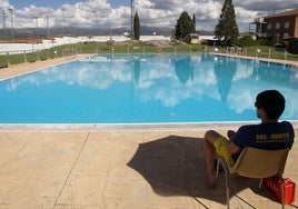 Un socorrista controla la piscina municipal de La Albuera