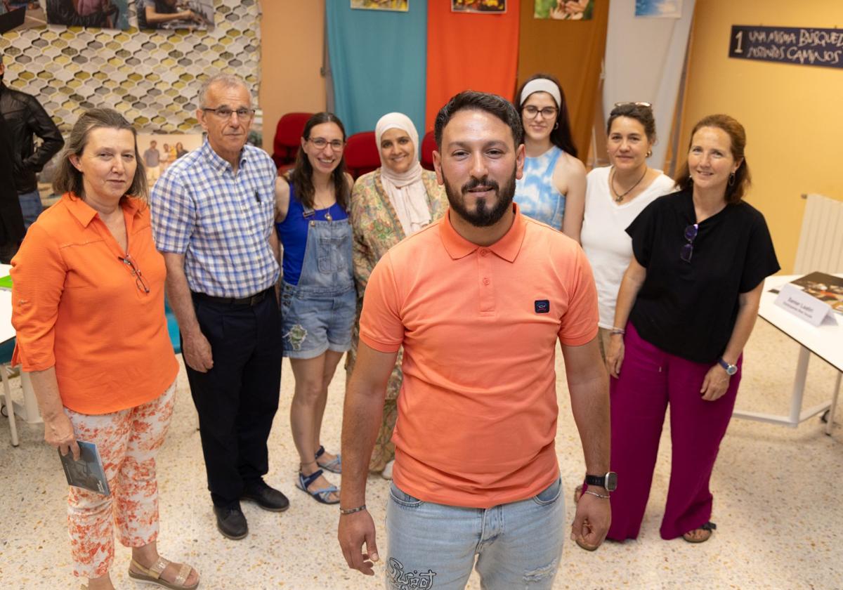 Samer Laatiri, junto a profesiones de Red Íncola con los que ha trabajado.