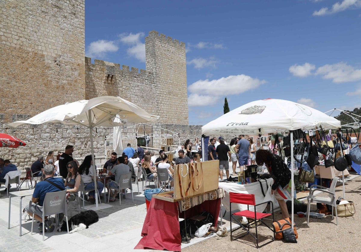 La feria se celebra en la explanada del castillo de la localidad.