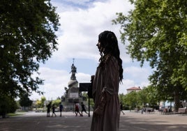 Silvia Rodríguez con el monumento de Colón al fondo en una visita estos días a Valladolid, ciudad en la que ya no reside.