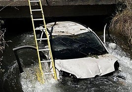 El coche, en el arroyo después del rescate de sus dos ocupantes.