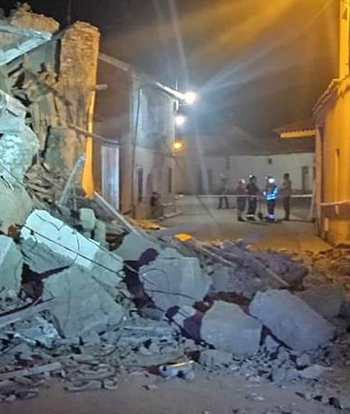 Imagen secundaria 2 - Se derrumba una casa en Villagarcía de Campos sin uso desde hace 50 años