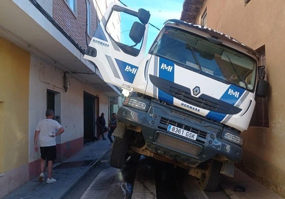 La hormigonera, tras hundirse el firme bajo sus ruedas traseras.