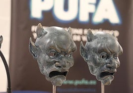 Estatuillas de los premios, representativas de las máscaras de las gárgolas del Colegio de San Gregorio.