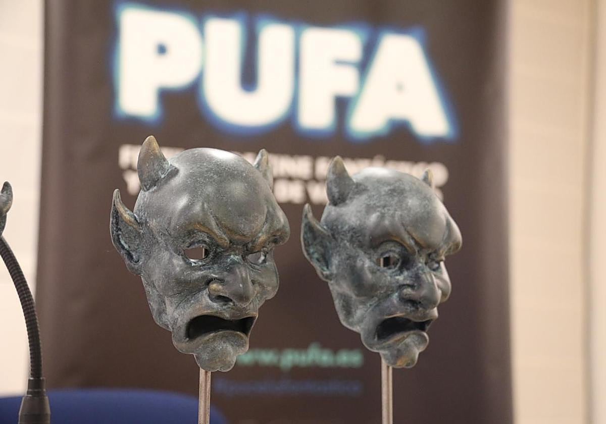 Estatuillas de los premios, representativas de las máscaras de las gárgolas del Colegio de San Gregorio.