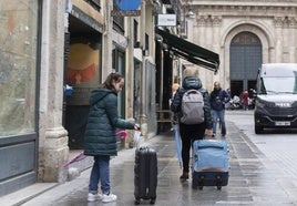 Turistas con maletas en Valladolid durante la pasada Semana Santa.