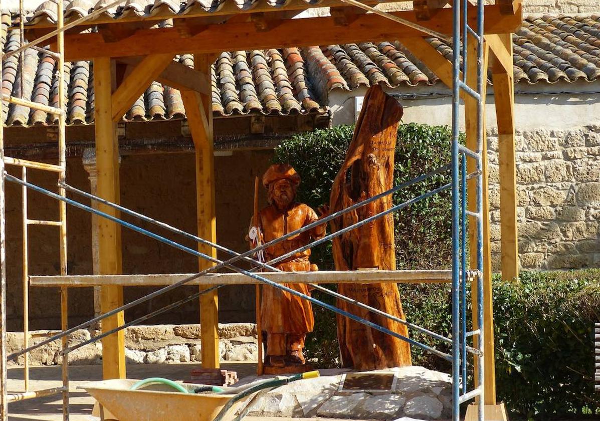 Obras para la construcción del pórtico sobre la escultura del peregrino en Valverde de Campos.