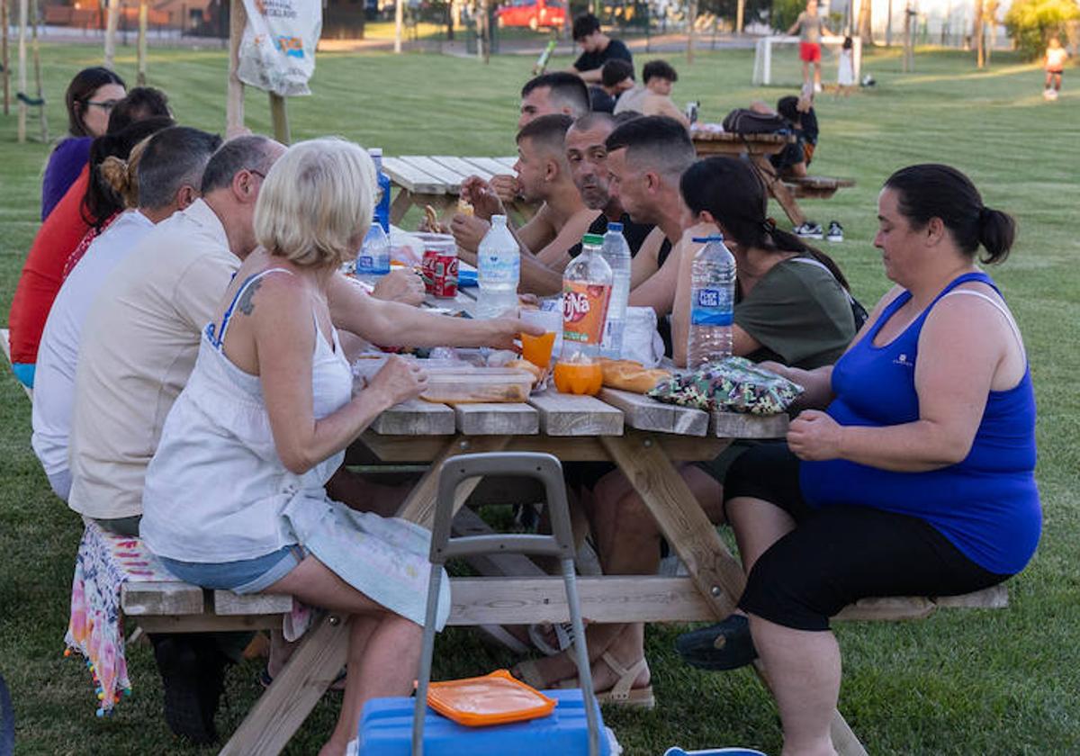 Vecinos de Zaratán disfrutan en una zona recreativa del municipio.