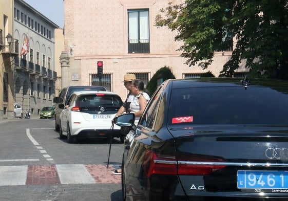 Un VTC circula por el centro de Segovia.