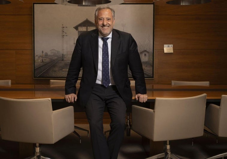 Carlos Pollán posa en la sala de reuniones que se encuentra dentro del propio despacho de Presidencia de las Cortes de Castilla y León.