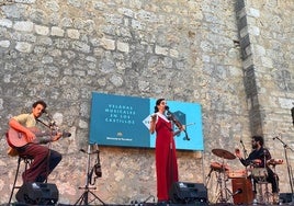 La cantante María Flor en el patio de armas del castillo de Torrelobatón
