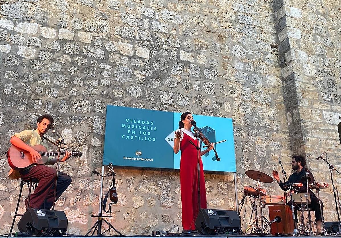 La cantante María Flor en el patio de armas del castillo de Torrelobatón