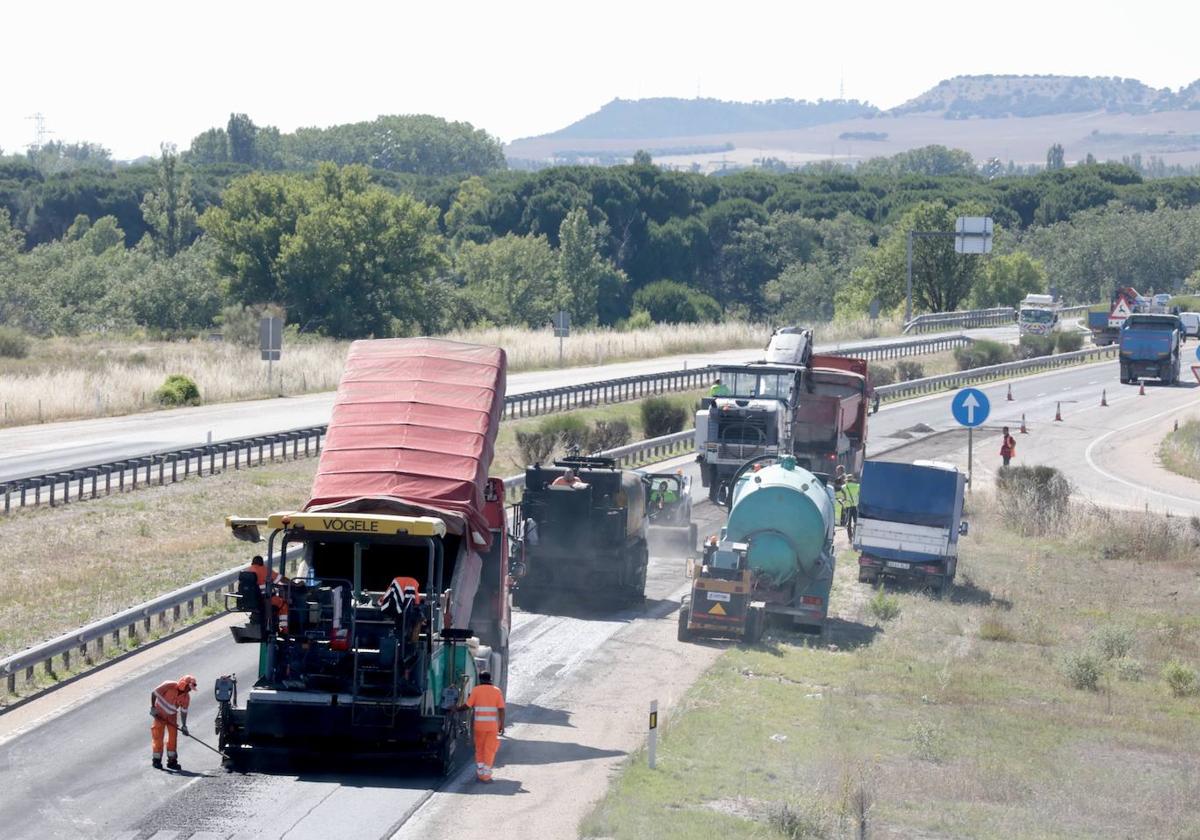 Obras de asfaltado para eliminar los baches en la Autovía del Duero.