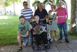 Isabel Calvo Morejón, junto a sus cinco hijos.