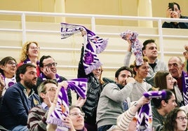 Aficionados del Real valladolid Baloncesto animando en la grada.