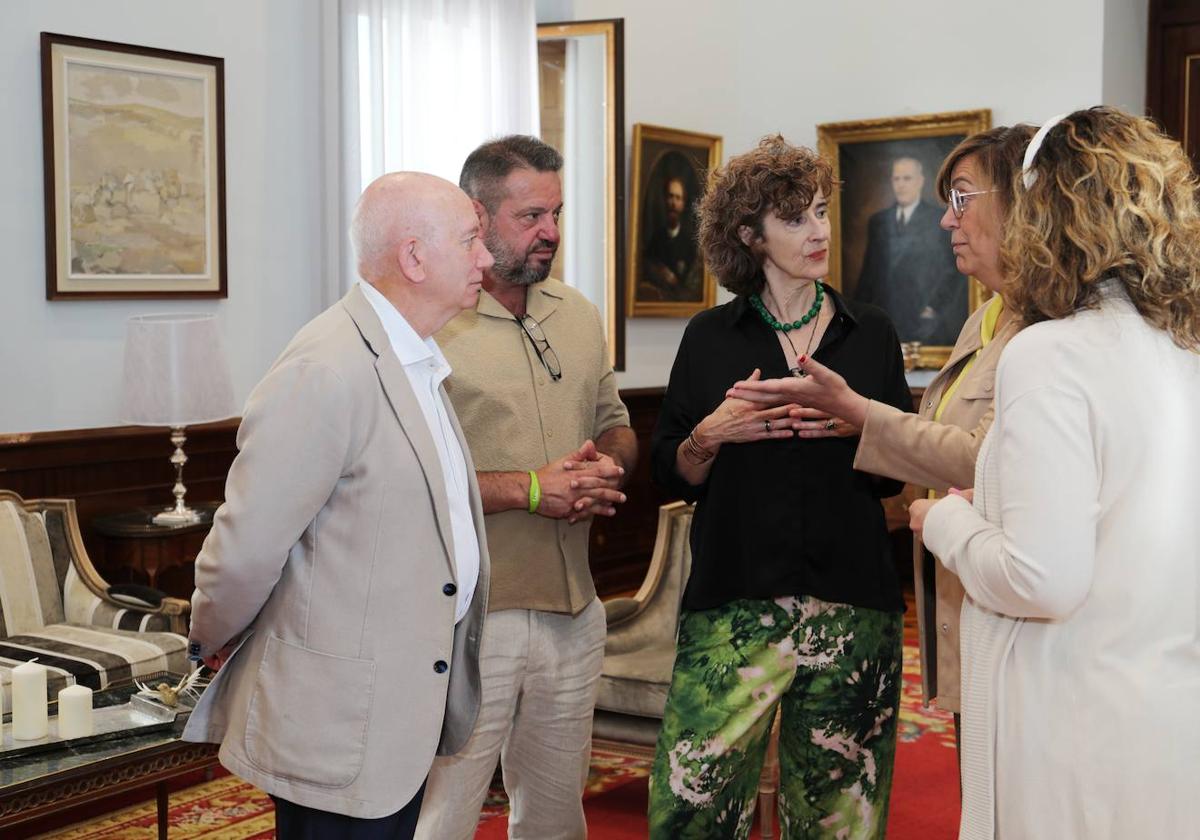 La artista, en el centro, con la presidenta de la Diputación, los diputados Carolina Valbuena y Javier Villafruela, y el director de la Caneja, Juan Guardiola.