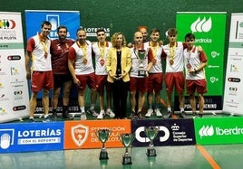 Los jugadores que han dado el título de campeona de España absoluta a la federación territorial de Castilla y León en lo alto del podio.