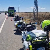 Auxiliados 67 viajeros tras la avería de un autobús en la A-62