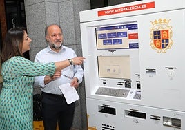 La alcaldesa y el concejal de Hacienda, con el cajero de Agustinas Canónigas.